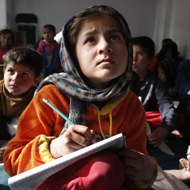 Afghan+Street+Kids+Receive+Education+TZ8XhCdBDEUx